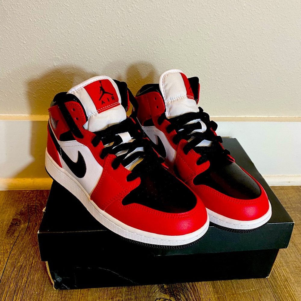 Air Jordan 1 MID GS black red and white boys size 5.5Y brand new never worn